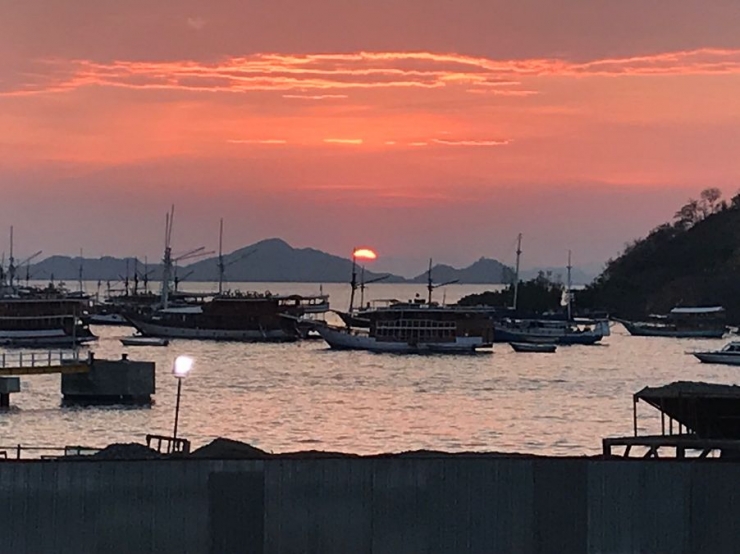 Sunset di pelabuhan Bajo